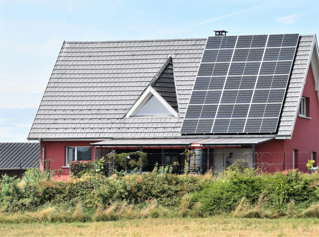 Haus mit PV-Anlage auf dem Dach